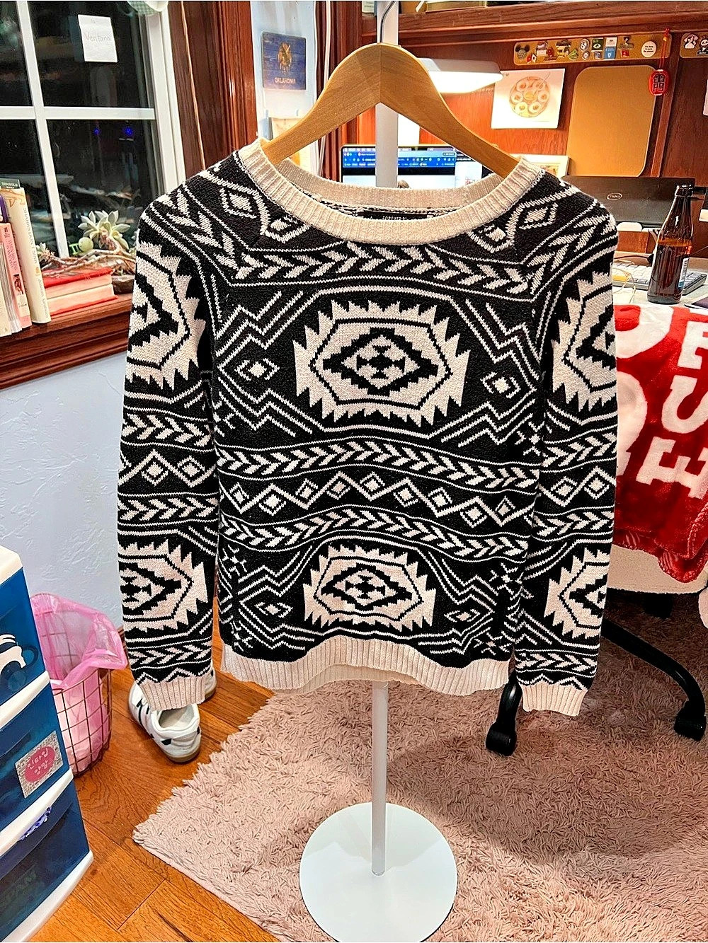 Forever 21 Geometric Crewneck Sweater in Black & White Size Small